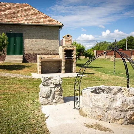 Kergemokus Vendeghaz شقة